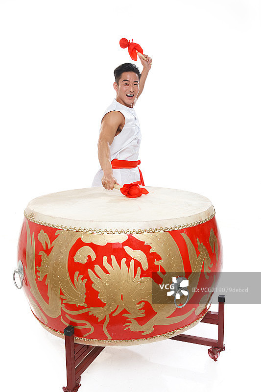 青年人在击鼓图片素材