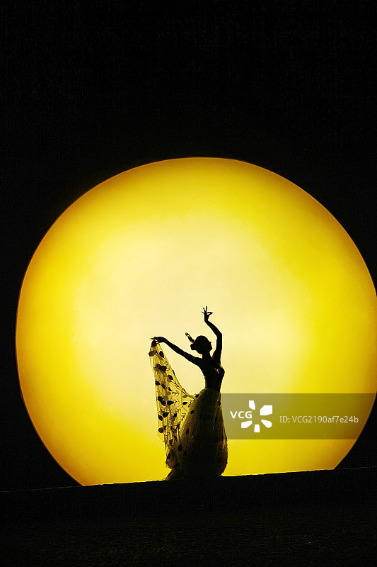 舞蹈中的女子图片素材