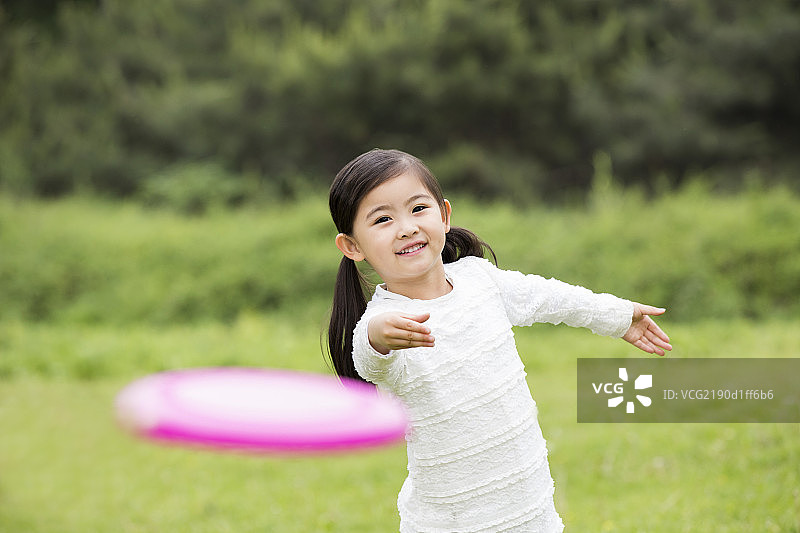 掷飞盘的小女孩图片素材