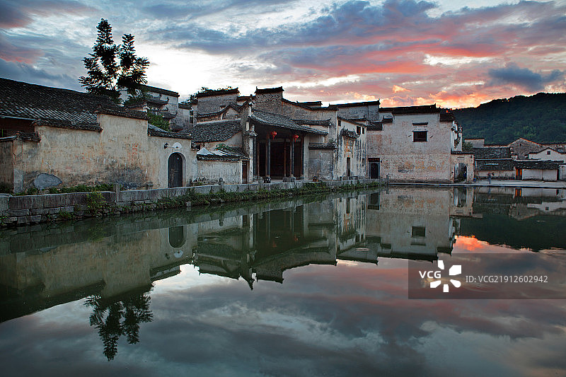 安徽省黟县宏村风景区月沼晨曦图片素材
