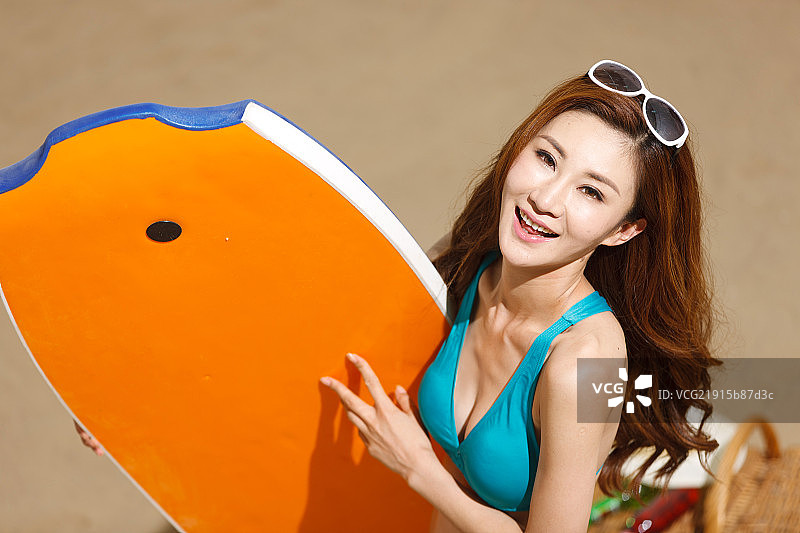 海滩年轻女人图片素材