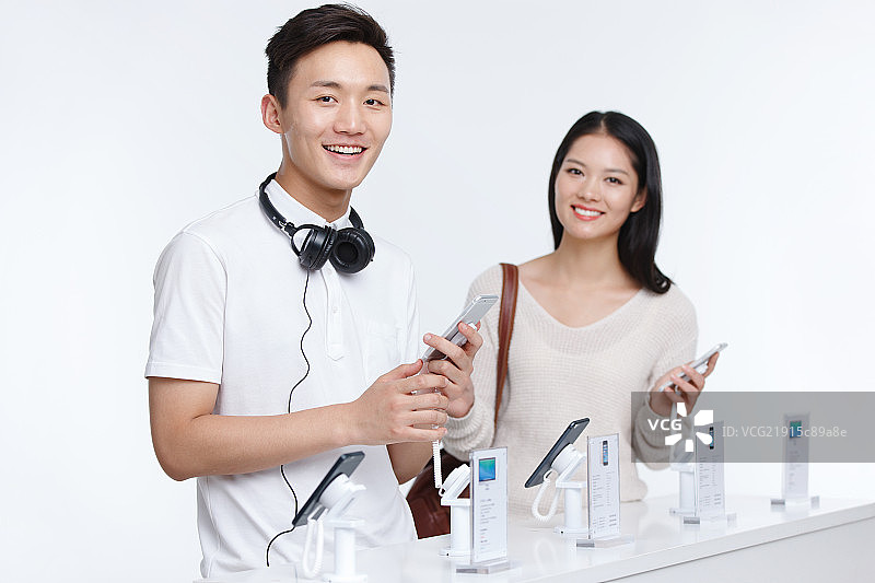 青年情侣购买手机图片素材