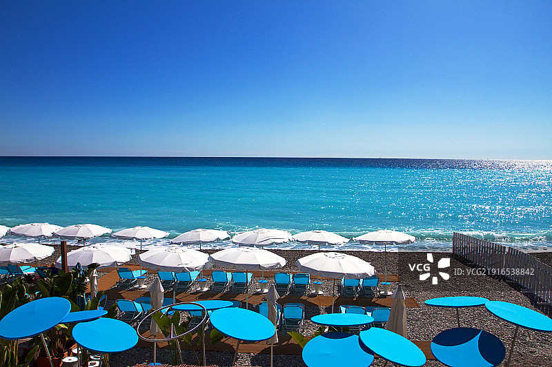 马赛的海滩上的遮阳伞图片素材