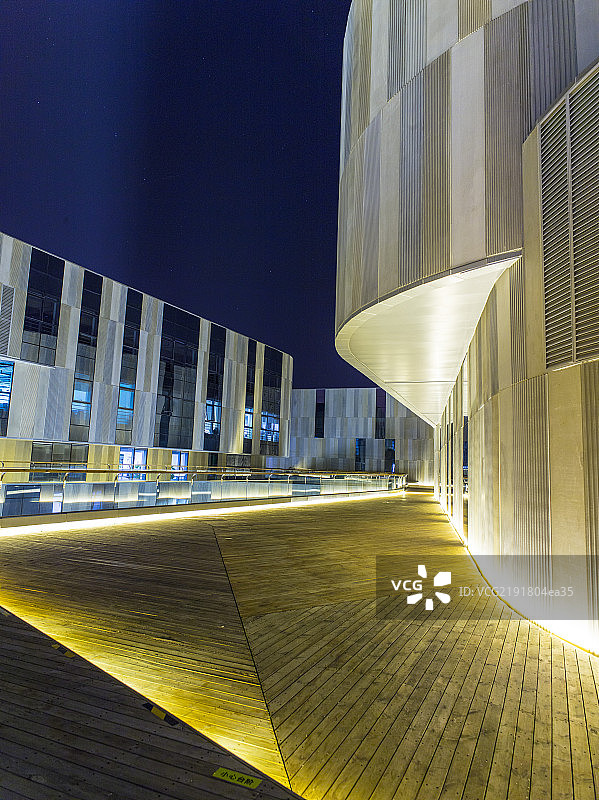 夜幕下的曲线建筑图片素材