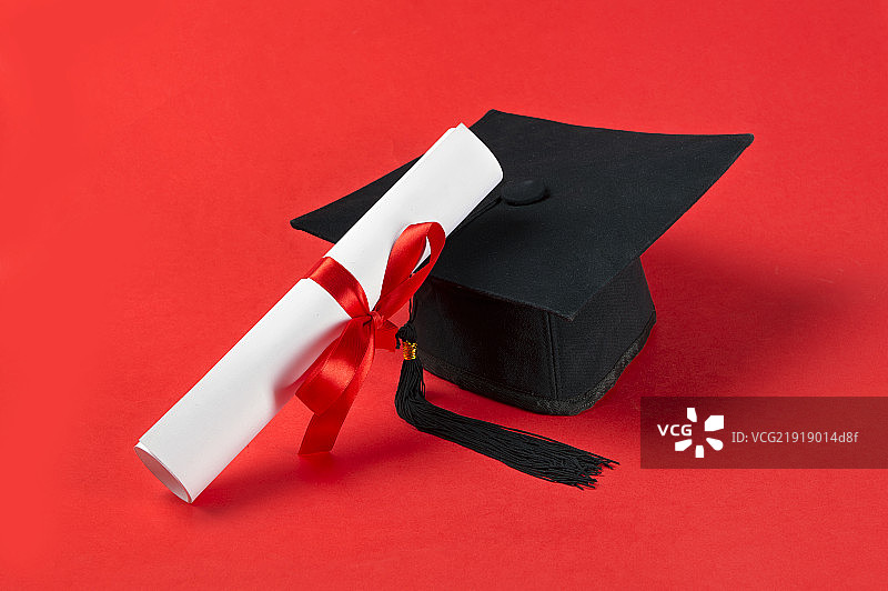 红色背景下的黑色学士帽图片素材