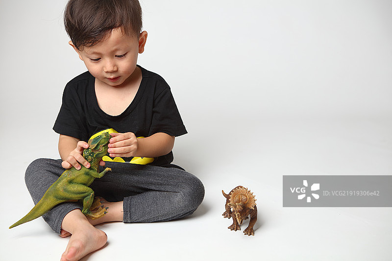 三岁玩耍小男孩图片素材