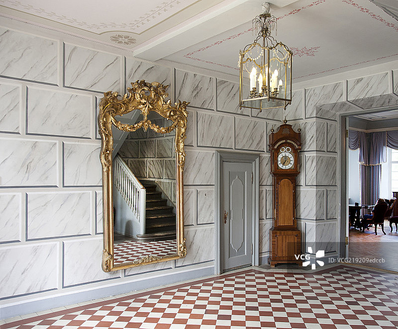 Elegant Manor Hallway图片素材