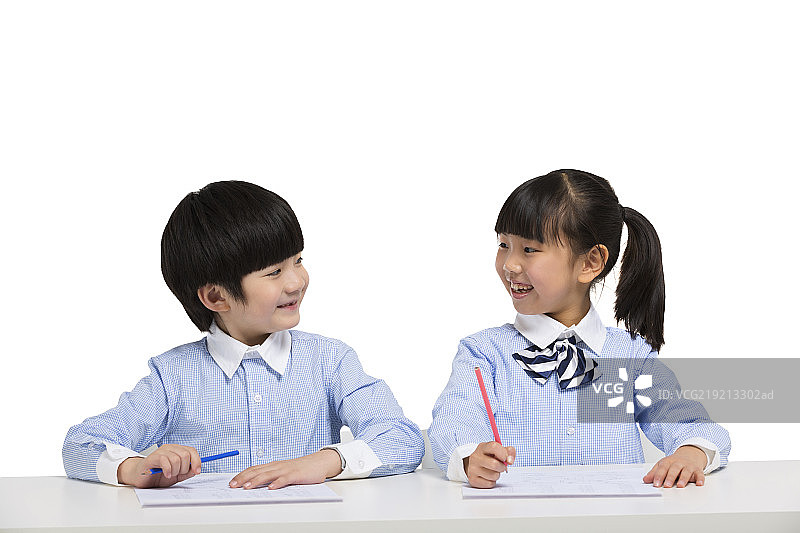 小男孩和小女孩在学习图片素材