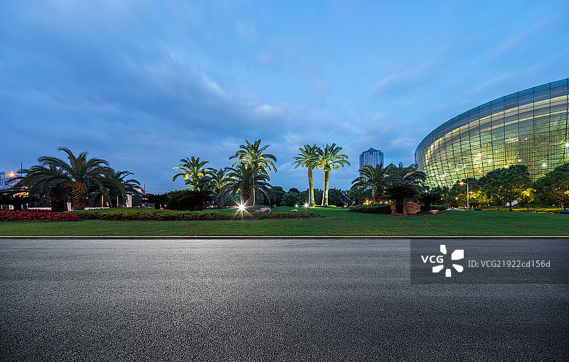 上海东方艺术中心夜景道路图片素材