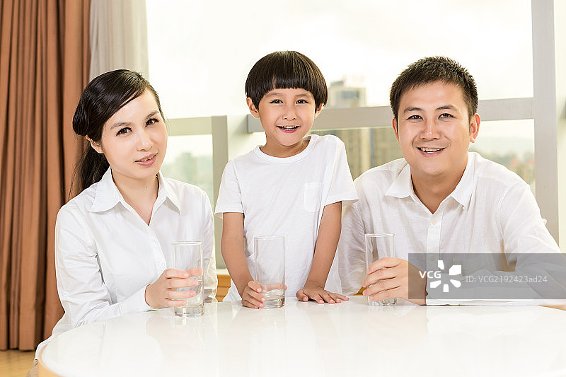 快乐的一家人在家里喝水图片素材