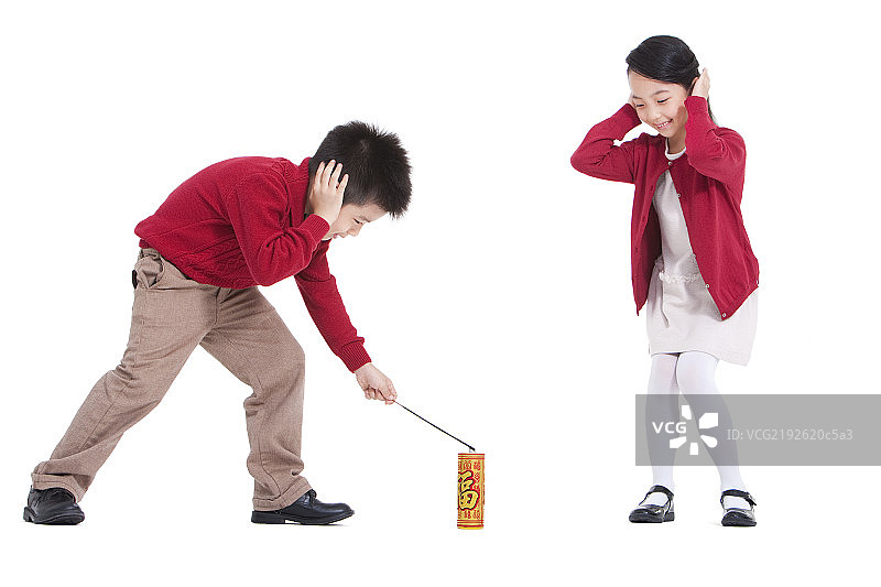 小男孩和小女孩一起放爆竹图片素材