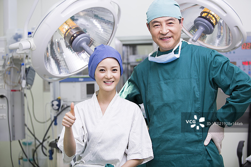 开心的女性和整容医生图片素材