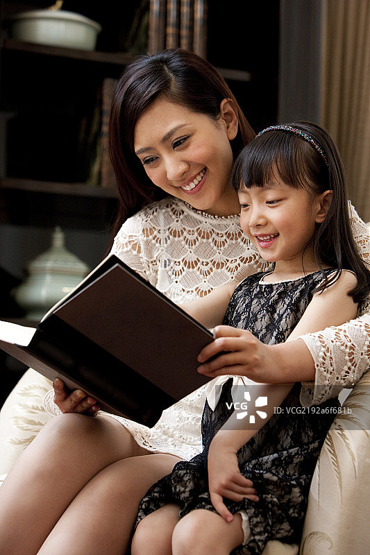 看书的母女图片素材