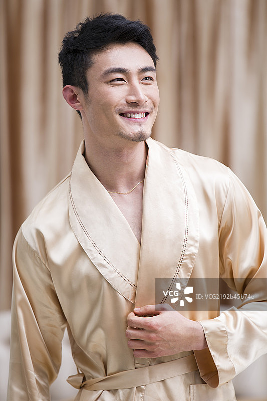 穿睡衣的年轻男子图片素材