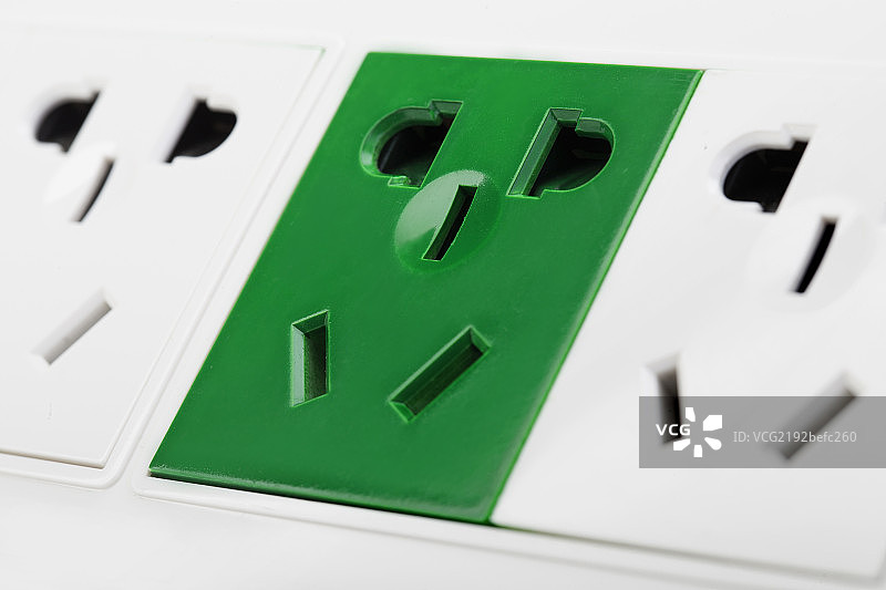 放在桌子上的电源插口图片素材