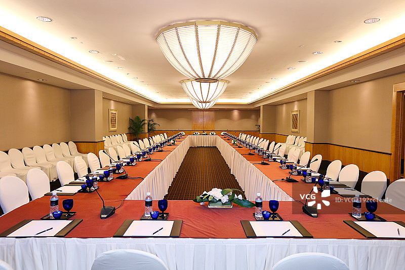 宽敞明亮的会议室内部图片素材