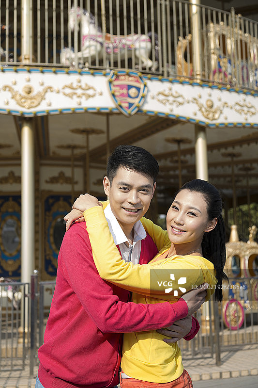 年轻情侣去游乐园玩图片素材