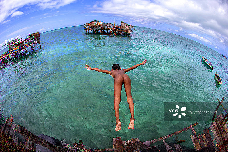 奔向自由的跳水少年图片素材