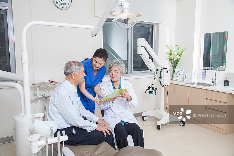 医生给患者讲解病情图片素材