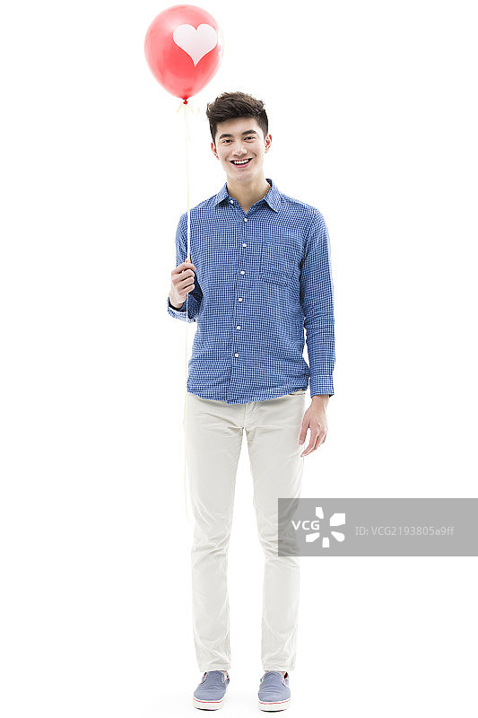 年轻男子拿着一个气球图片素材