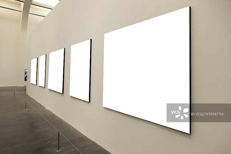 美术馆艺术画展和悬挂的画作图片素材
