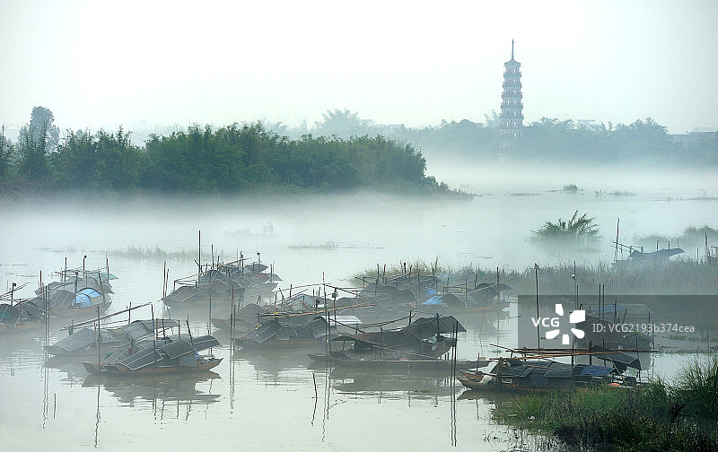 广东省清远市清城江畔渔村图片素材