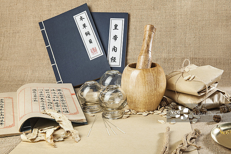 放在桌子上的食材与药品图片素材