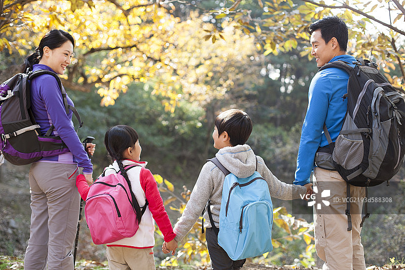 快乐一家人户外郊游图片素材