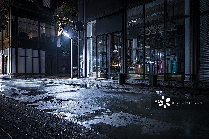 雨后的soho商业街图片素材