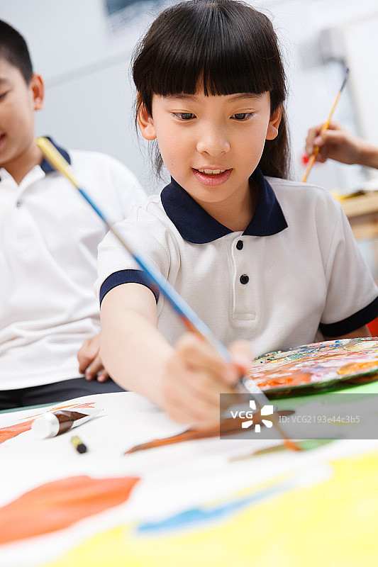 小学生在教室绘画图片素材