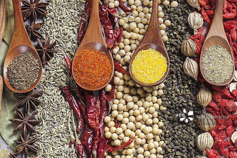 放在桌子上的调料图片素材