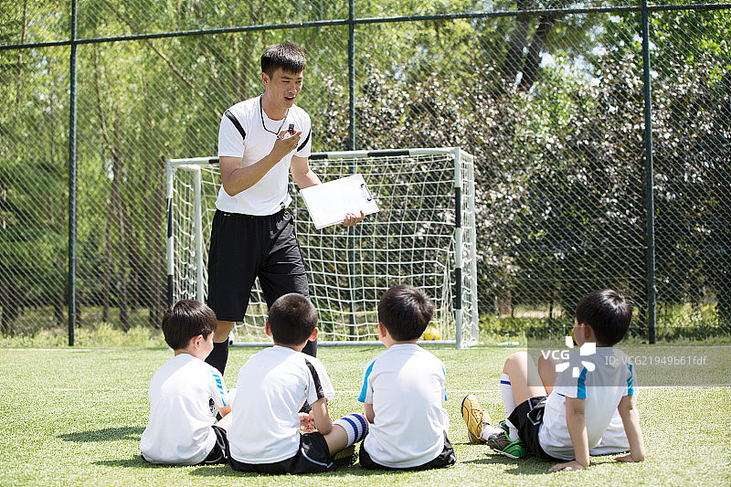 教练正在给男孩们讲解足球规则图片素材