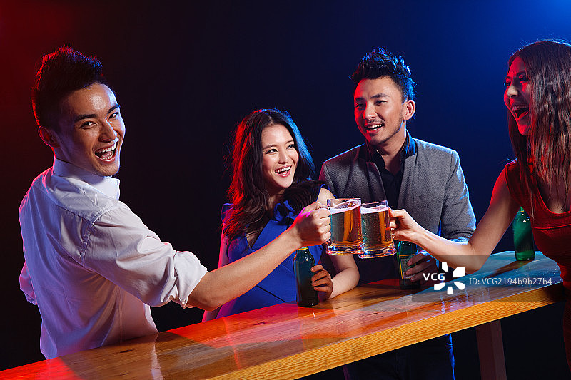 年轻人在酒吧喝酒图片素材