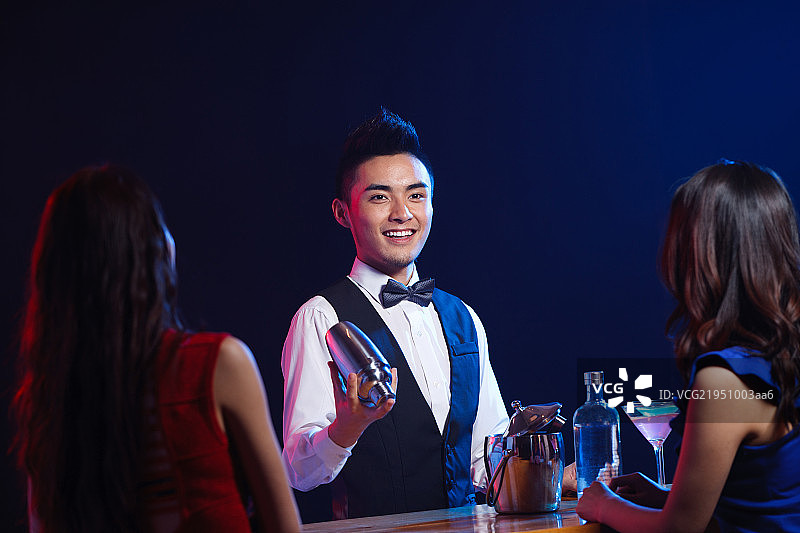 酒吧里的调酒师图片素材
