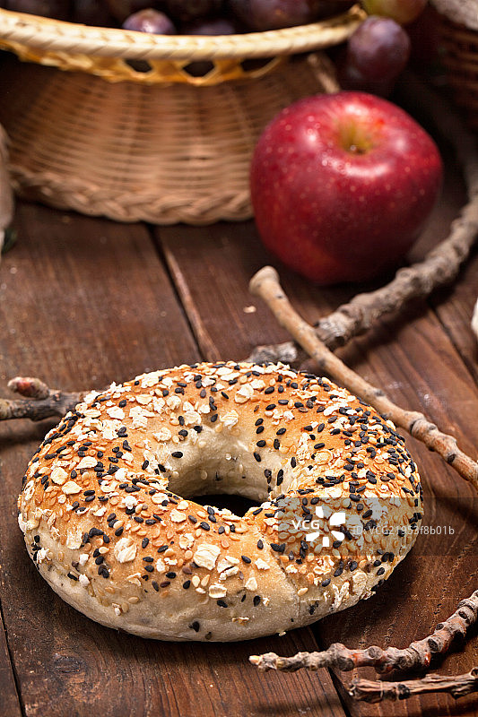 放在桌子上的面包图片素材