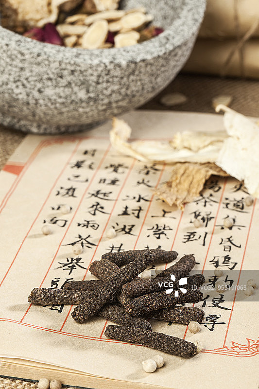 放在桌子上的食材与药品图片素材