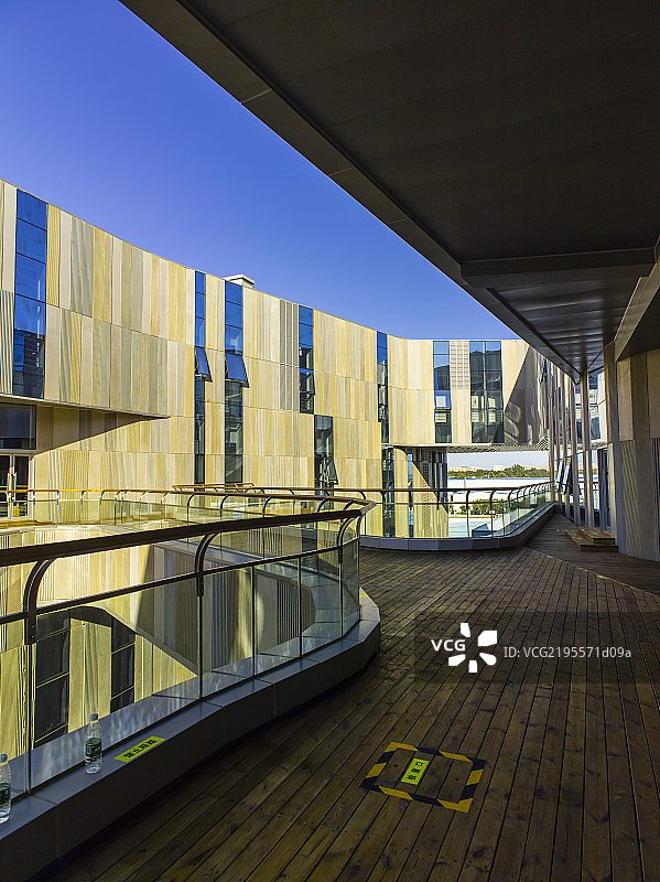 都市中流线型建筑和广场图片素材