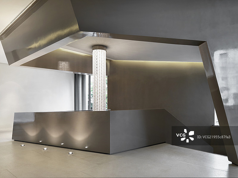 Elegant crystal chandelier in luxury hotel图片素材