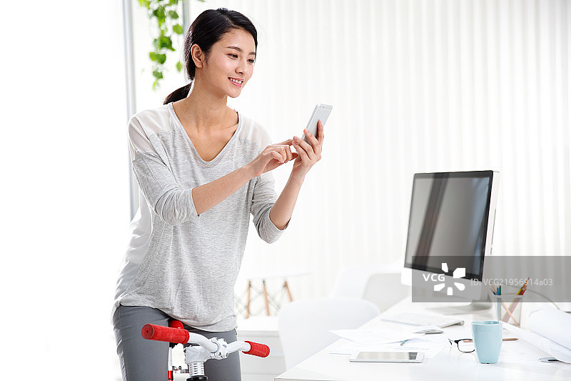 商务女性看手机图片素材