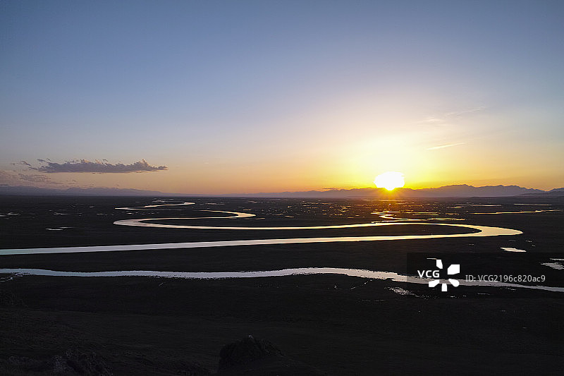 新疆巴音布鲁克开都河的落日图片素材