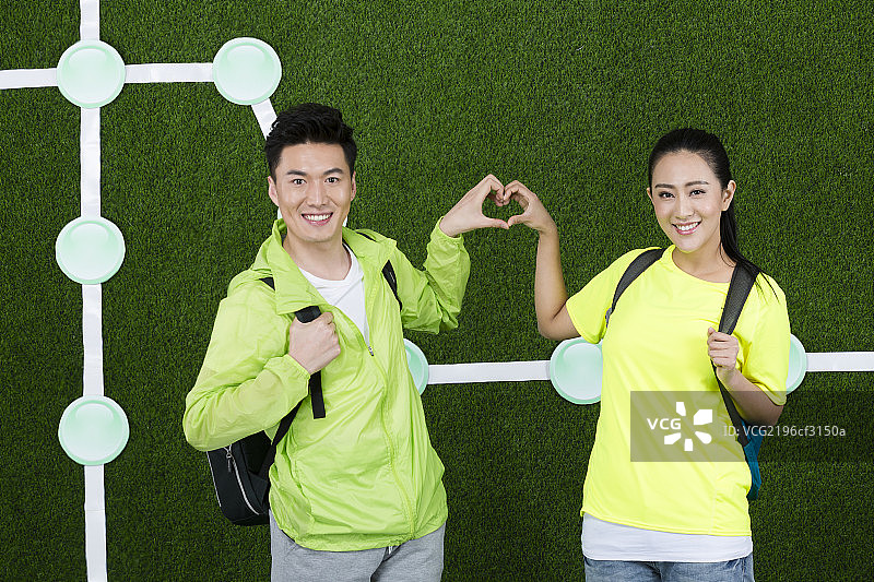 草地创意年轻情侣户外旅行图片素材