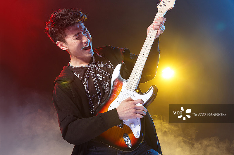 青年男人在酒吧唱歌图片素材