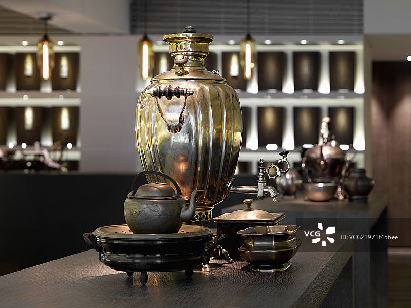 Antique urn and kettle displayed in design studio图片素材