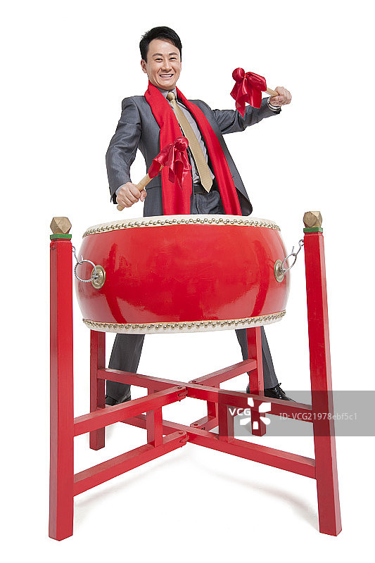 商务男士敲大鼓图片素材