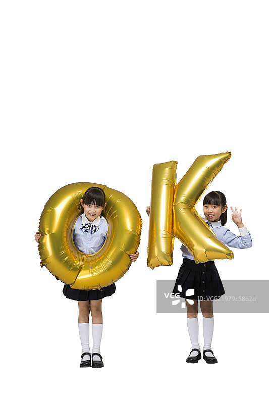 小朋友举着字母模型图片素材