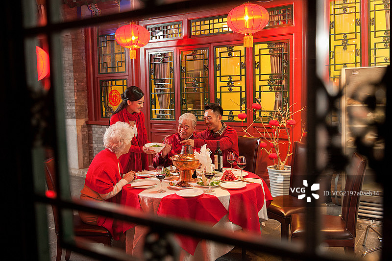 东方家庭过年吃团圆饭图片素材