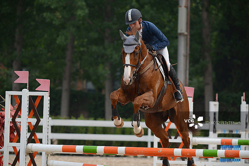 东方男人赛马图片素材