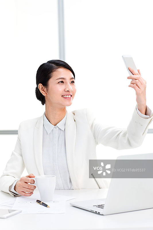 商务女性拿手机自拍图片素材