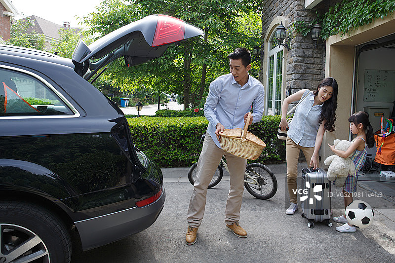 幸福家庭驾车出游图片素材