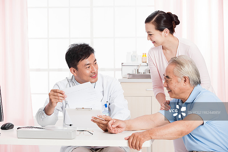 医生和老年人交谈图片素材